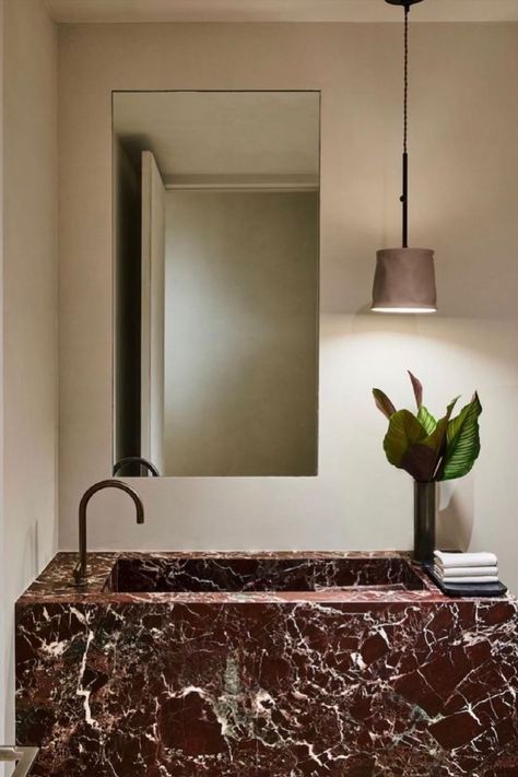 красный мрамор в интерьере